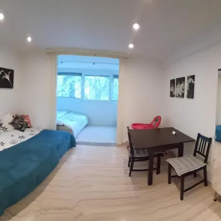 Bella's Lakeside Apartment
