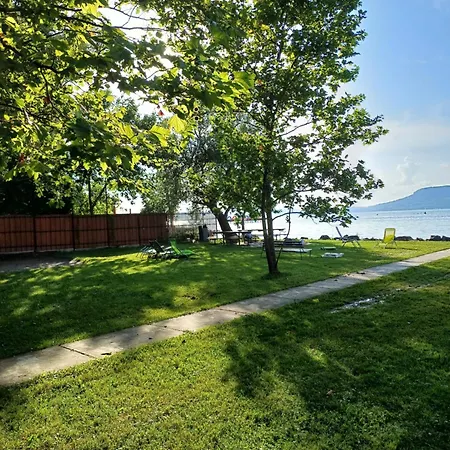 Bella's Lakeside Apartment *